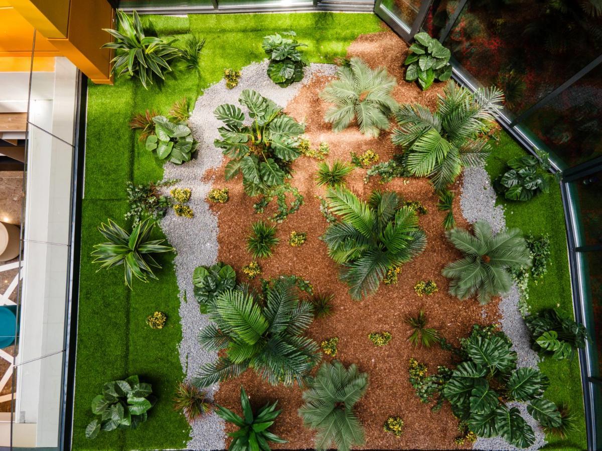 Ibis Styles Istanbul Merter Eksteriør billede A green wall in a shopping mall