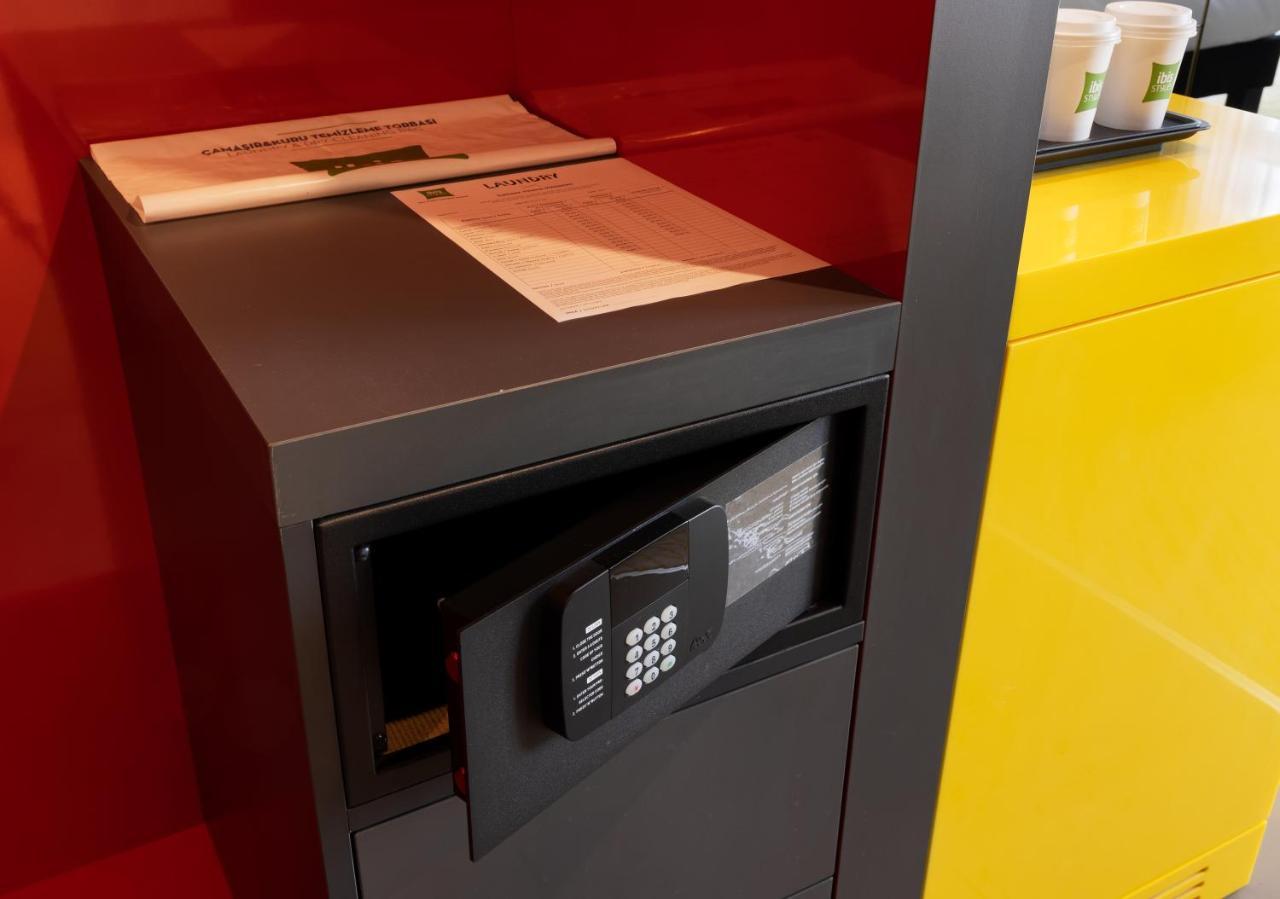 Ibis Styles Istanbul Merter Værelse billede A safe