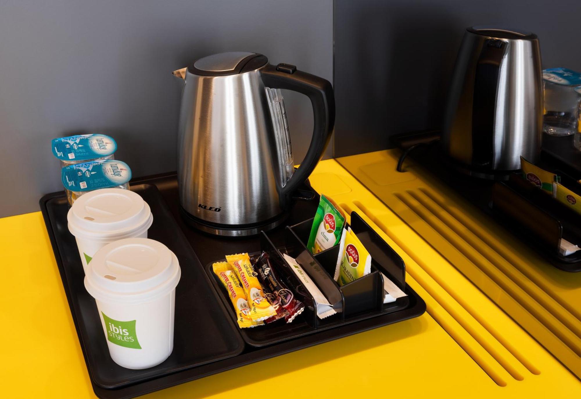 Ibis Styles Istanbul Merter Værelse billede A kettle with a selection of tea and coffee