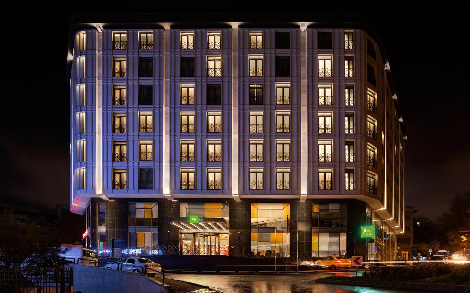 Ibis Styles Istanbul Merter Eksteriør billede The hotel at night